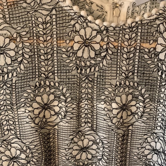 One One Six woman’s dress. Black and white lace size small - Picture 4 of 9